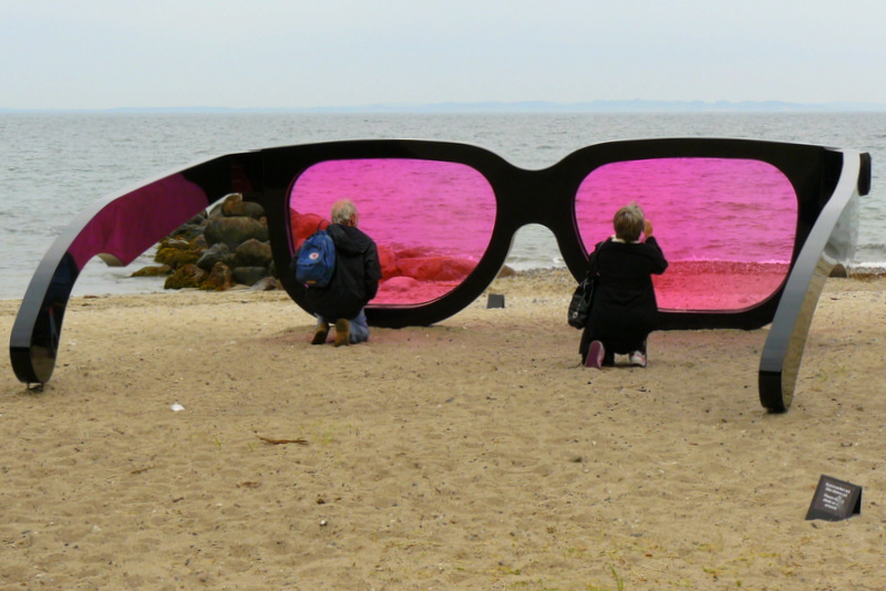 Розовые очки что значит. Розовые очки. Мир через розовые очки. Большие розовые очки. Розовые очки на пляже.